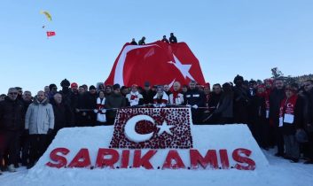 Sarıkamış Şehitleri 111. yılında kardan heykeller açıldı, meşaleli kayak gösterisi düzenlendi