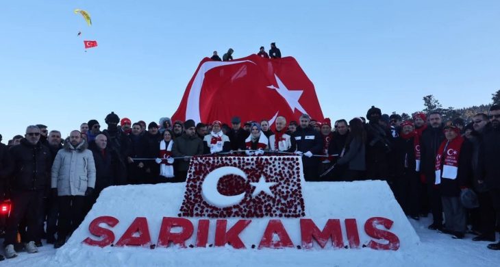 Sarıkamış Şehitleri 111. yılında kardan heykeller açıldı, meşaleli kayak gösterisi düzenlendi