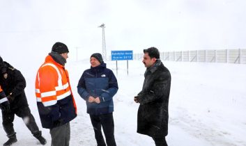 Vali Polat, Sakaltutan Geçidi’nde karla mücadele çalışmalarını inceledi