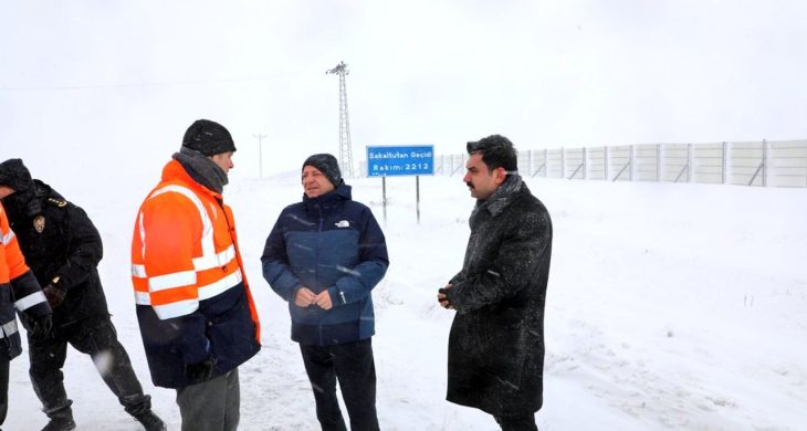 Vali Polat, Sakaltutan Geçidi’nde karla mücadele çalışmalarını inceledi
