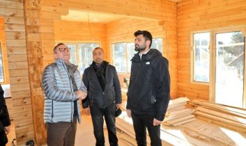 Vali Ziya Polat’tan çıldır gölü manzaralı kütük ev inşaatında inceleme