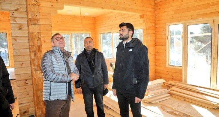 Vali Ziya Polat’tan çıldır gölü manzaralı kütük ev inşaatında inceleme