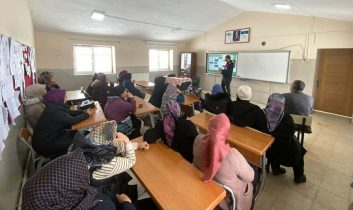 Akyaka’da “En İyi Narkotik Polisi Anne” projesi kapsamında eğitim düzenlendi