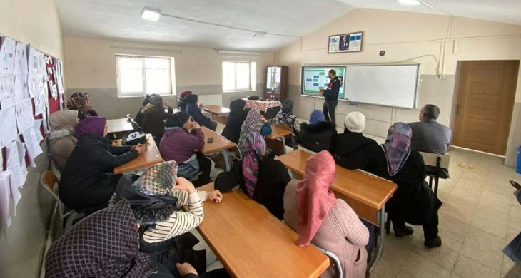 Akyaka’da “En İyi Narkotik Polisi Anne” projesi kapsamında eğitim düzenlendi