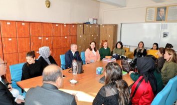 Vali Ziya Polat’tan Atatürk Kız Meslek Lisesi’ne çıkartma: Öğrencilerle hem derste hem sofrada buluştu