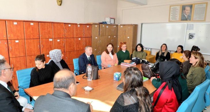 Vali Ziya Polat’tan Atatürk Kız Meslek Lisesi’ne çıkartma: Öğrencilerle hem derste hem sofrada buluştu