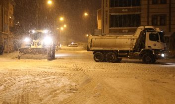 Kars Belediye Başkanı Senger, çalışmaları yerinde denetledi Kars’ta 7/24 kar seferberliği