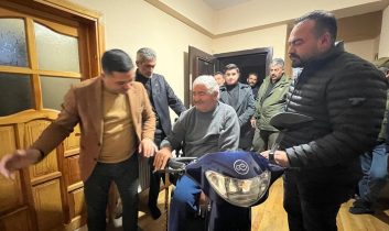 MHP Kars teşkilatı’ndan engelli vatandaşa akülü araç desteği