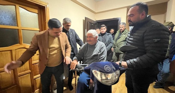 MHP Kars teşkilatı’ndan engelli vatandaşa akülü araç desteği