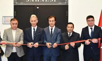 Kafkas Üniversitesi, Türk ve İslam dünyasının ilk tiyatro yazarı “Mirza Fetali Ahunzade Sahnesi”ni açtı