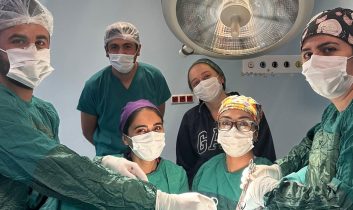 Kağızman Devlet Hastanesinde bir ilk; Karın kesisi olmadan rahim alma ameliyatı başarı ile gerçekleştirildi