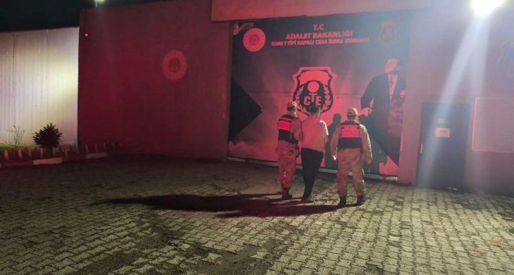 Kars’ta dolandırıcılık suçundan 5 yıl hapis cezası bulunan şahıs yakalandı