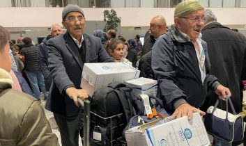 Kars’lı Umreciler gözyaşları ve dualarla karşılandı