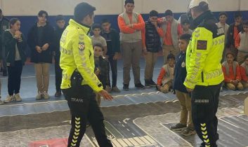 Akyaka’da öğrencilere “Trafik Dedektifleri” eğitimi