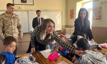 Cumhuriyet Savcısı Kılınç ve Psikolog Uyan’ın ördükleri atkılar, minik öğrencilerin içini ısıttı