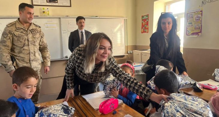 Cumhuriyet Savcısı Kılınç ve Psikolog Uyan’ın ördükleri atkılar, minik öğrencilerin içini ısıttı