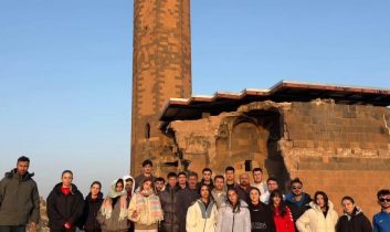 Misafir sporculara Gazi Kars’ın tarihi mirası tanıtıldı