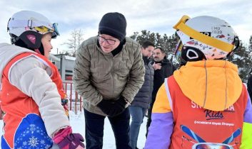 Kristal Kar Diyarında Vali Polat ve “Surfer Boy” Sarıkamış’ta
