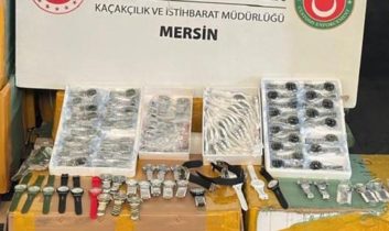 Mersin’de 116 bin kaçak kol saati ele geçirildi