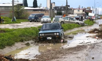 Sağanak yağış, Hatay’da cadde ve sokakları göle çevirdi