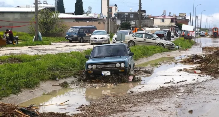 Sağanak yağış, Hatay’da cadde ve sokakları göle çevirdi