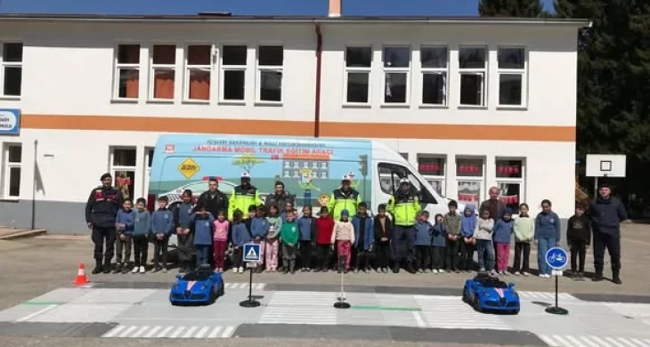 Şalpazarı’nda öğrencilere jandarmadan trafik eğitimi