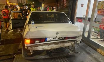 Serik’te park halindeki araca kamyonet çarptı