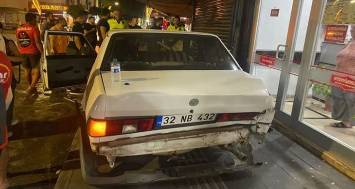 Serik’te park halindeki araca kamyonet çarptı