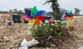 Mezarlığın hüzünlü simgeleri; rüzgar gülleri