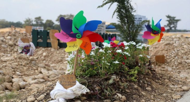 Mezarlığın hüzünlü simgeleri; rüzgar gülleri