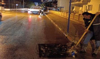 Burdur belediyesi yağmurdan sonra mazgalları temizledi