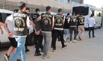 Antalya’da silahlı suç örgütüne eş zamanlı operasyon: 7 gözaltı
