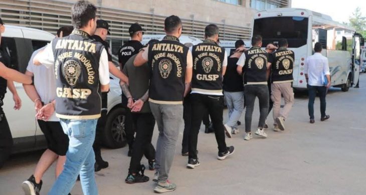 Antalya’da silahlı suç örgütüne eş zamanlı operasyon: 7 gözaltı