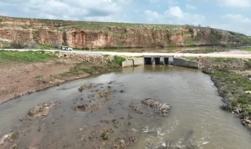 Şanlıurfa Büyükşehir Belediyesi Viranşehir’de selin izlerini sildi