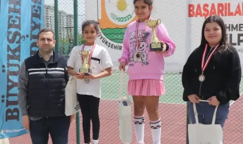 Şanlıurfa’da 23 Nisan Tenis Turnuvası ödül töreniyle sona erdi