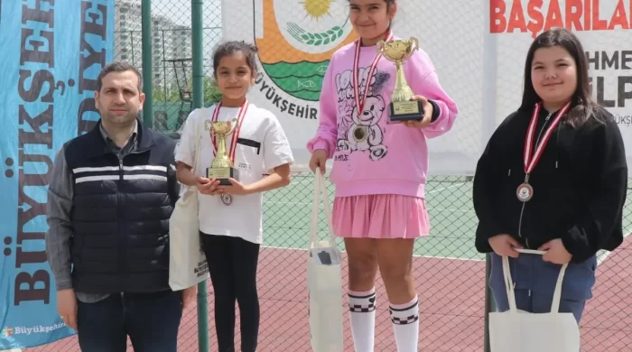 Şanlıurfa’da 23 Nisan Tenis Turnuvası ödül töreniyle sona erdi