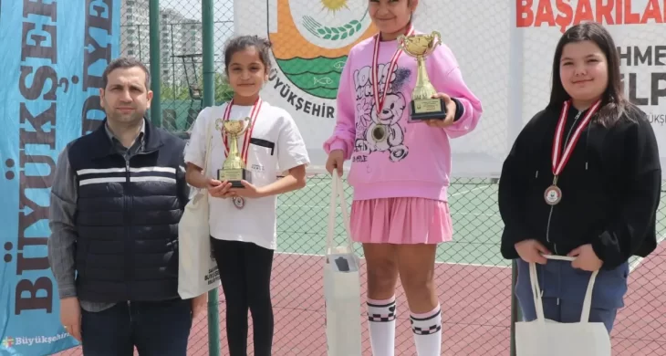 Şanlıurfa’da 23 Nisan Tenis Turnuvası ödül töreniyle sona erdi