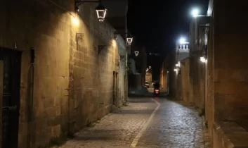 Şanlıurfa’nın tarihi sokakları geceleri ışıl ışıl
