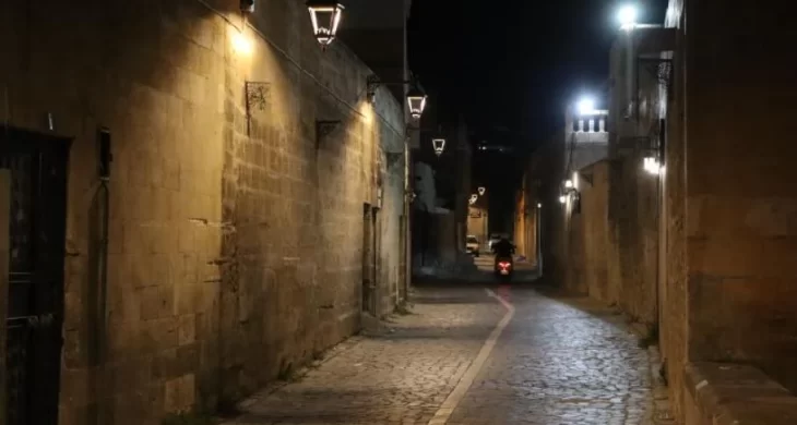 Şanlıurfa’nın tarihi sokakları geceleri ışıl ışıl