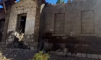 Sarıkamış’ın Kurbançayır köyünde Rus döneminden kalan eski okul binası tarihî hafızayı yaşatıyor
