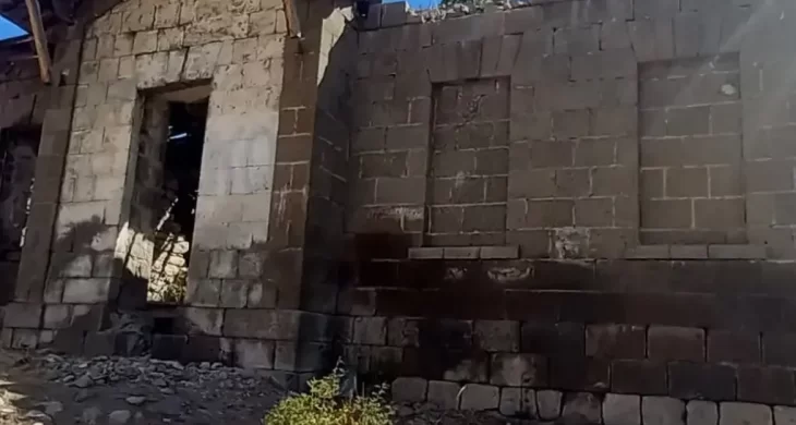 Sarıkamış’ın Kurbançayır köyünde Rus döneminden kalan eski okul binası tarihî hafızayı yaşatıyor