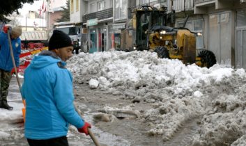 Sarıkamış’ta kar kamyonlarla şehir dışına taşınıyor