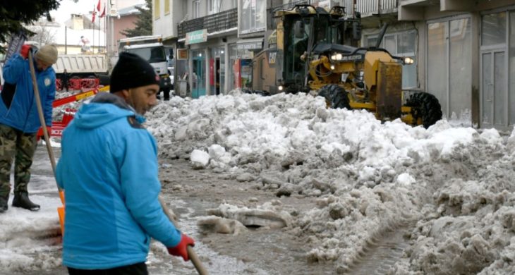 Sarıkamış’ta kar kamyonlarla şehir dışına taşınıyor