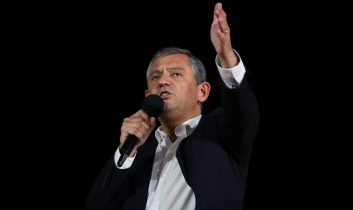 Özgür Özel: “Pijamalı; kumandayı bırak, mücadeleye koş”