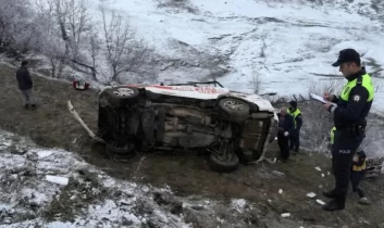 Şavşat’ta Ambulans Uçuruma Devrildi: 1 Ölü, 4 Yaralı