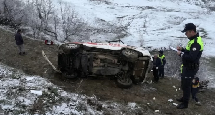 Şavşat’ta Ambulans Uçuruma Devrildi: 1 Ölü, 4 Yaralı