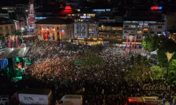 Selda Bağcan Konseri Giresun Atatürk Meydanını dolup taşırdı