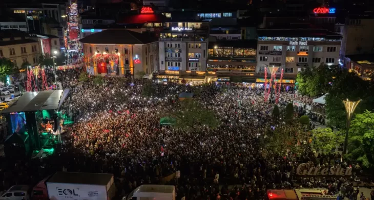 Selda Bağcan Konseri Giresun Atatürk Meydanını dolup taşırdı