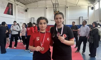 Serik’te ortaokullu güreşçilerden 2 madalya başarısı