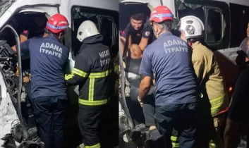 Servis minibüsü ile tır çarpıştı: 1 ölü 14 yaralı